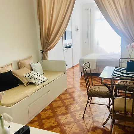 Studio completo ao lado da praia de Copacabana com ar, duas camas, wifi, canais a cabo, até 3 pessoas, pauloangerami DF125-3